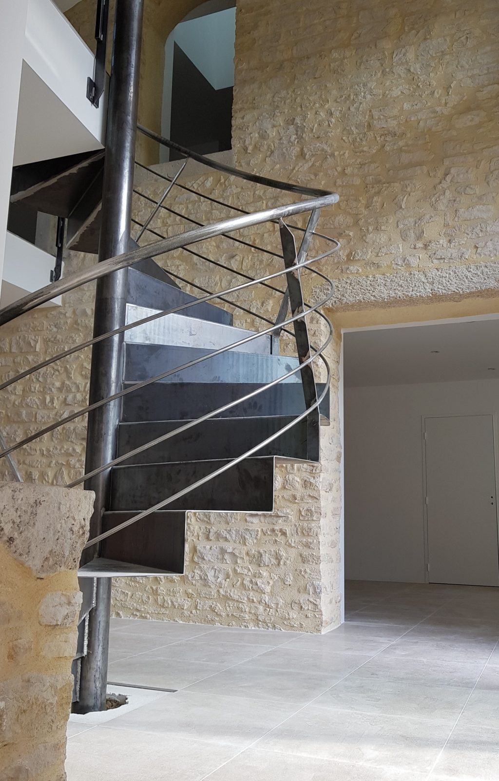 atelier_construction_maitre_oeuvre_bourg_renovation_maison_pierre_escalier_colimacon
